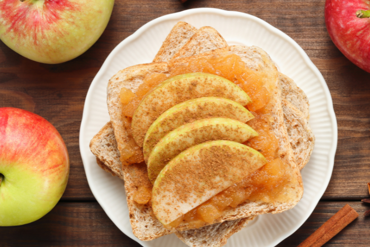 Low-Calorie Snacks For Weight Loss, Apple slices with a sprinkle of cinnamon