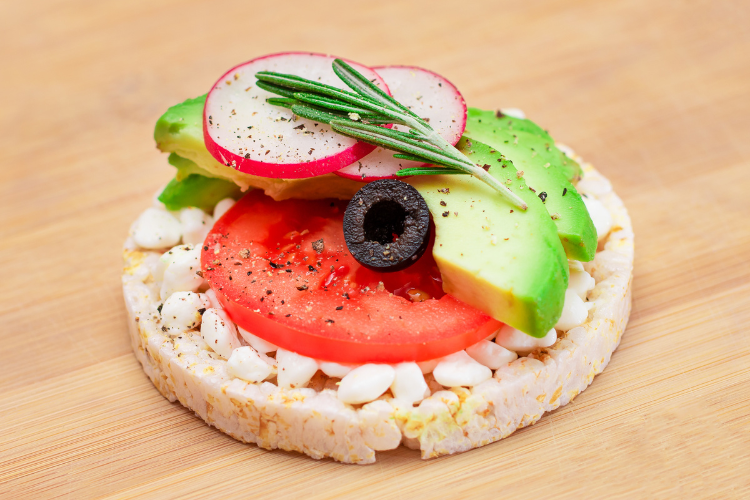 Low-Calorie Snacks For Weight Loss, Rice cakes with cottage cheese and tomato slices