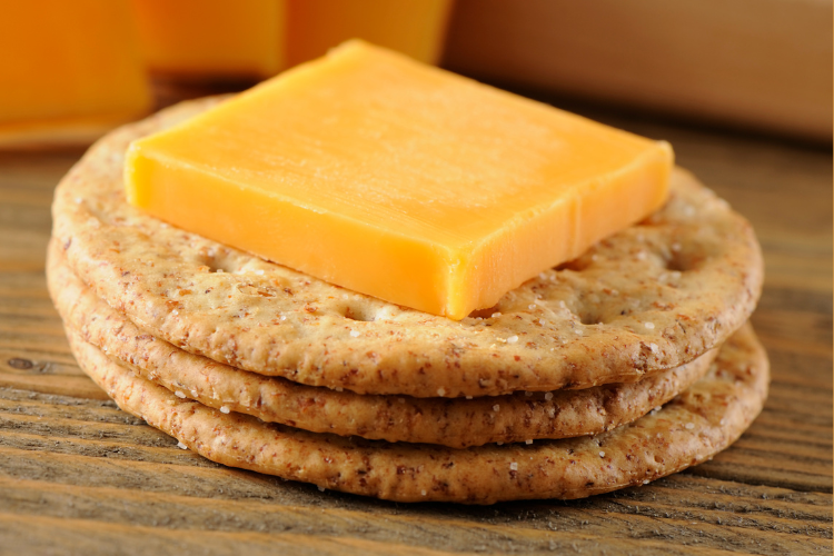 Low-Calorie Snacks For Weight Loss, Whole-grain crackers with low-fat cheese