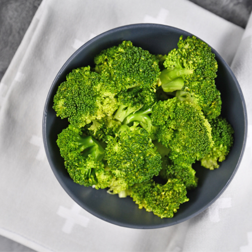 Low-Calorie Snacks For Weight Loss, Steamed broccoli florets with a squeeze of lemon